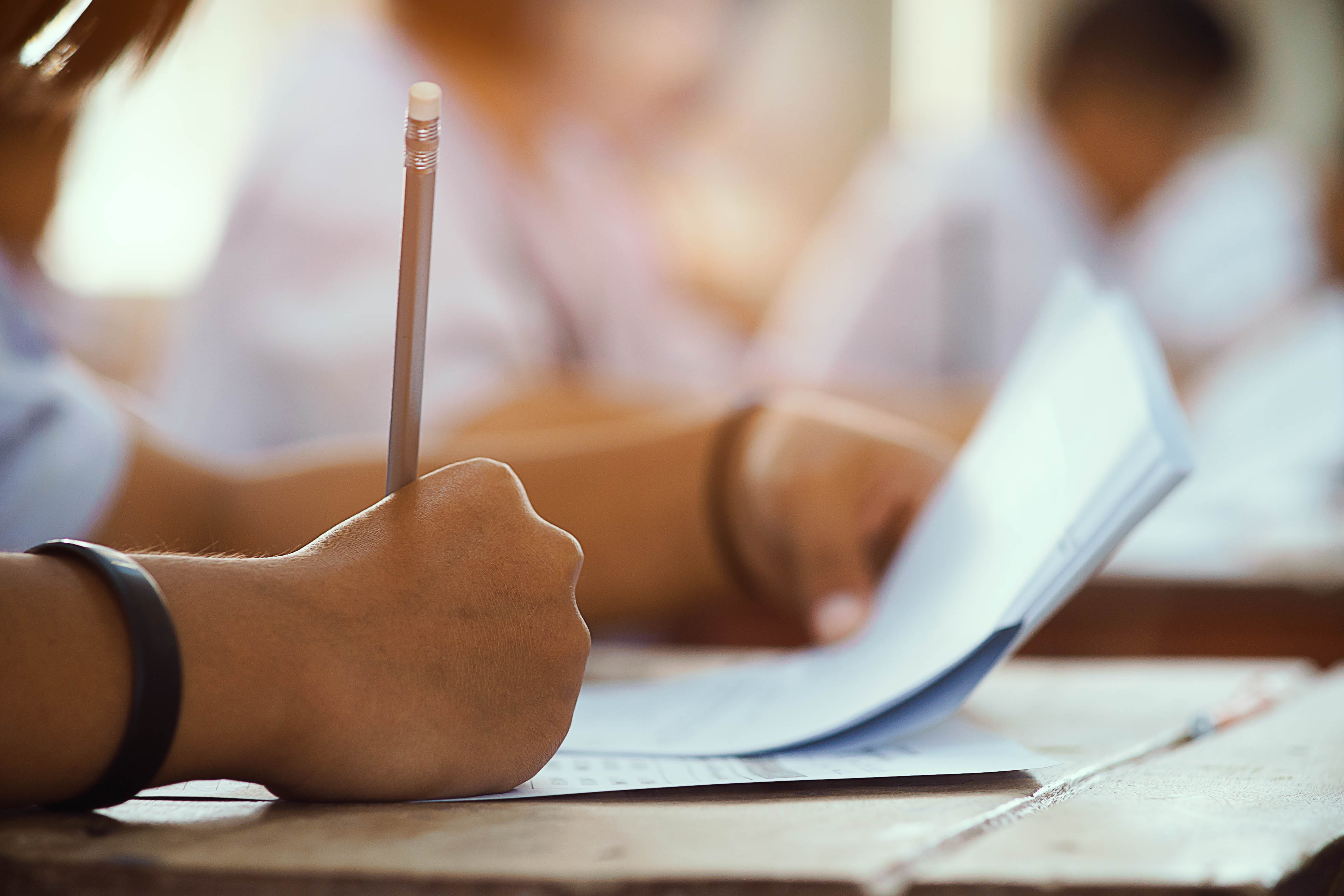 Enfermero en una examen de oposición.